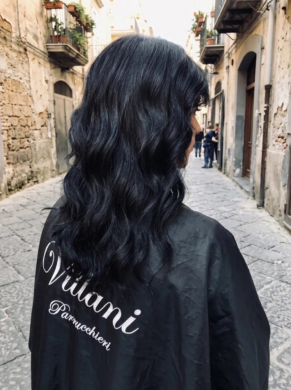 Capelli scuri mossi, lavoro del salone Villani